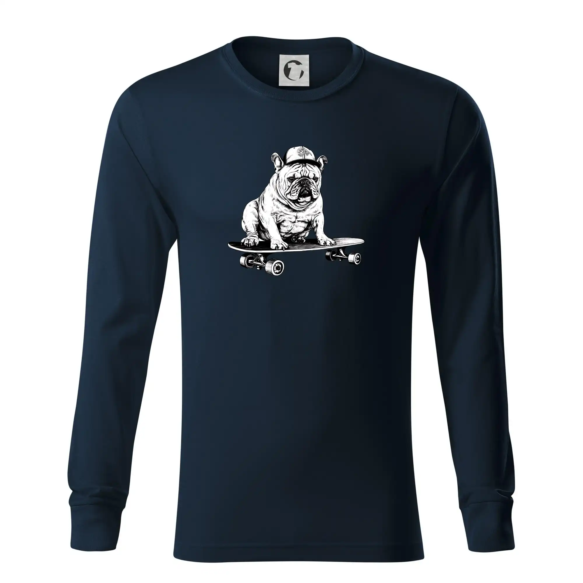 Černobílý buldok na skateboardu