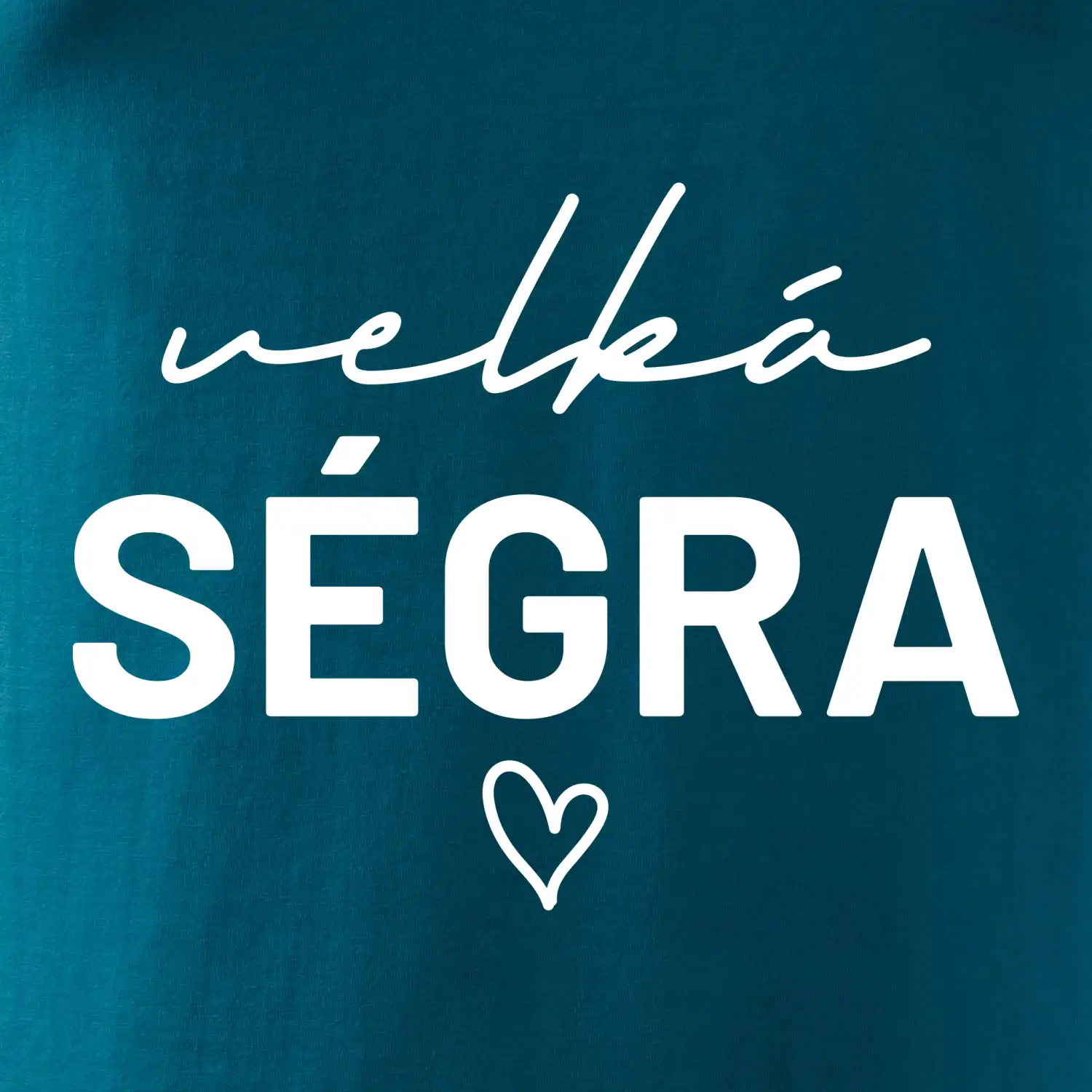 Velká ségra -  nápis na prsou