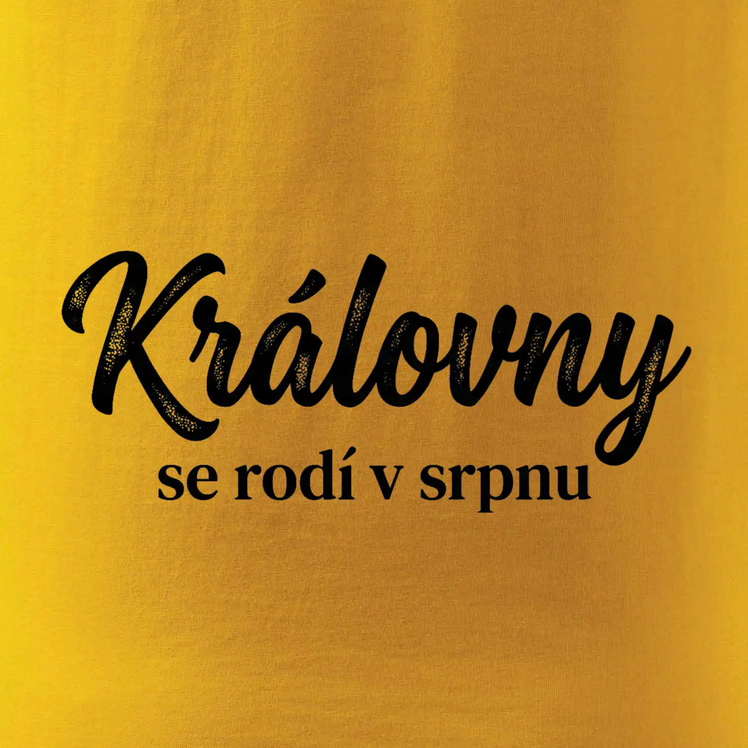 Černobílý nápis  Královny se rodí v srpnu