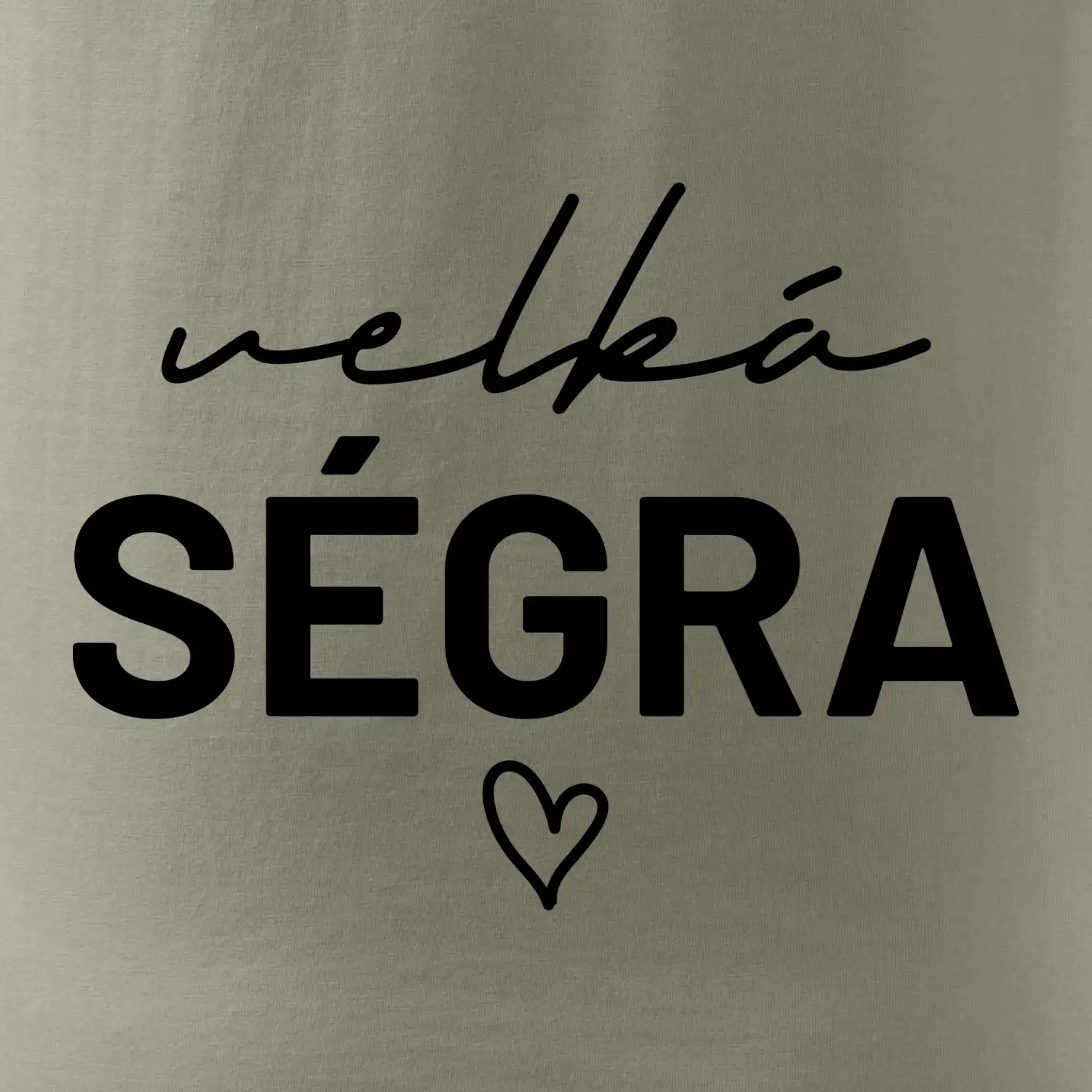Velká ségra -  nápis na prsou