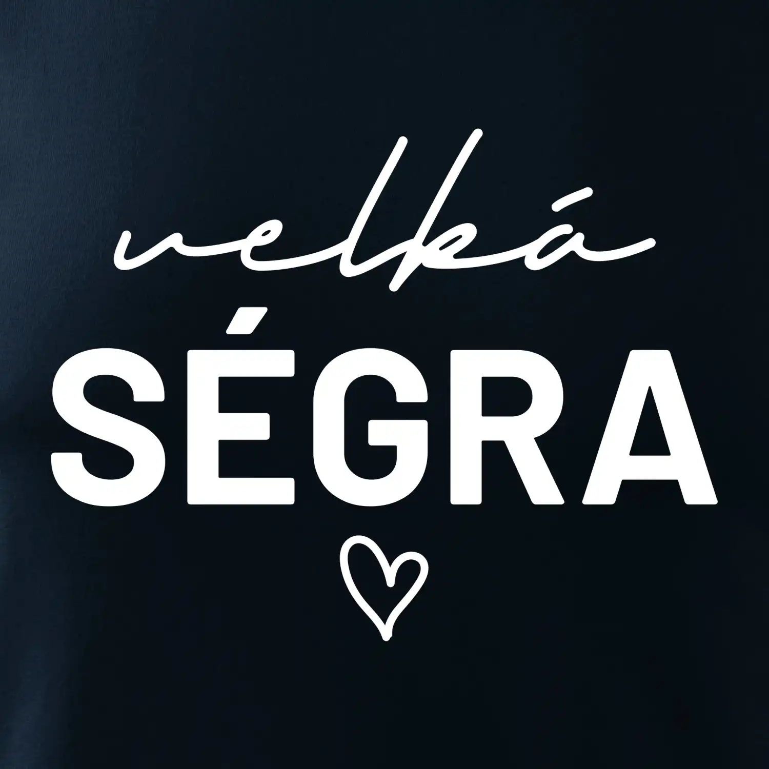 Velká ségra -  nápis na prsou