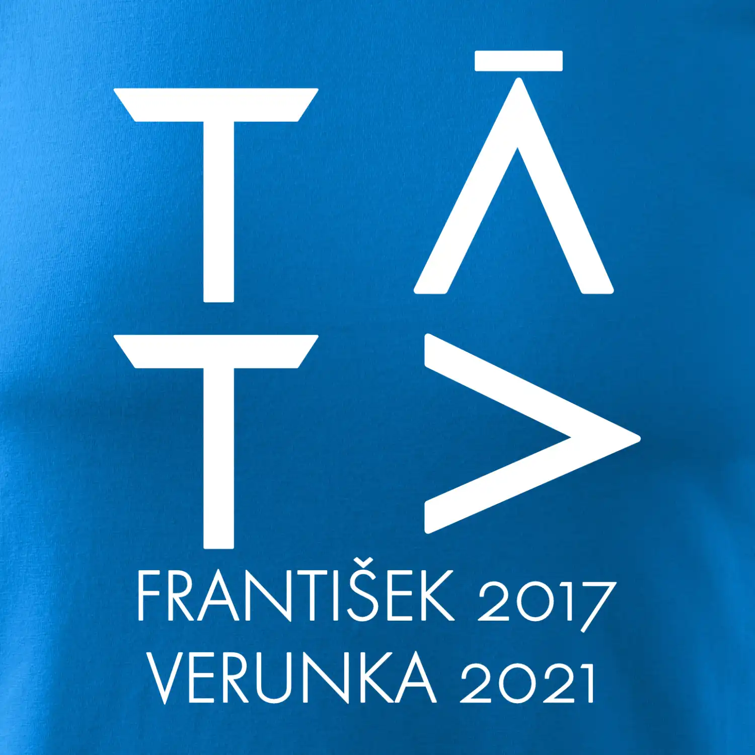 Táta v geometrickém fontu se jmény