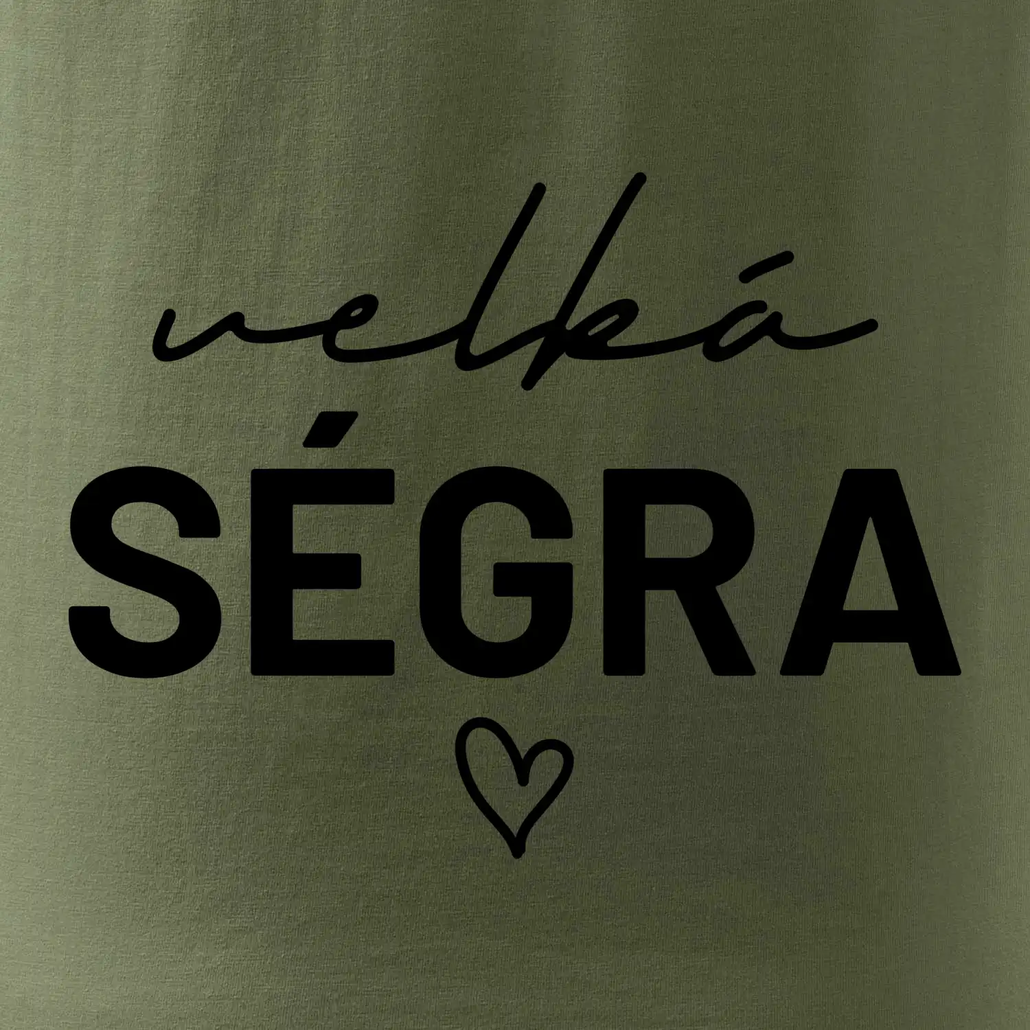 Velká ségra -  nápis na prsou