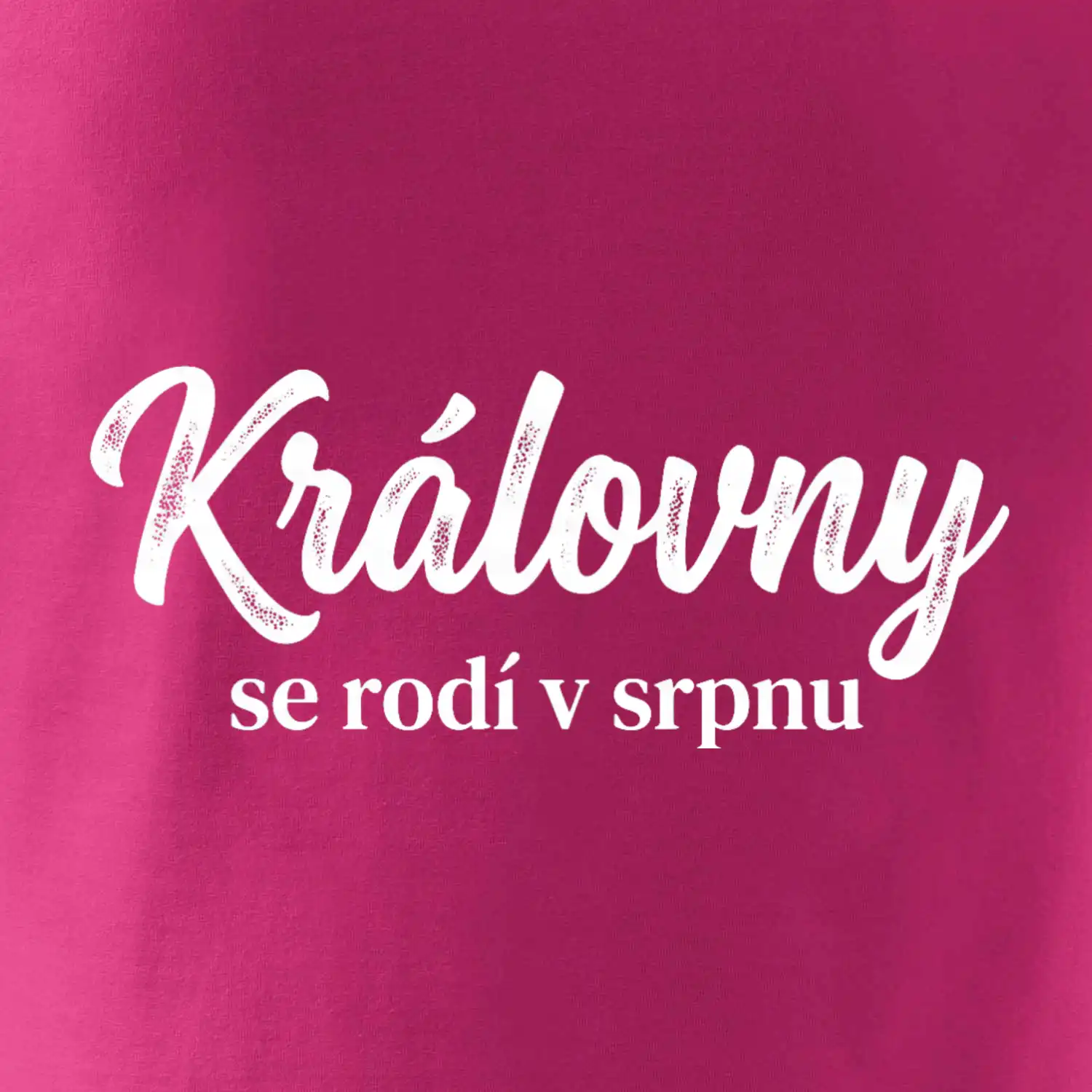 Černobílý nápis  Královny se rodí v srpnu