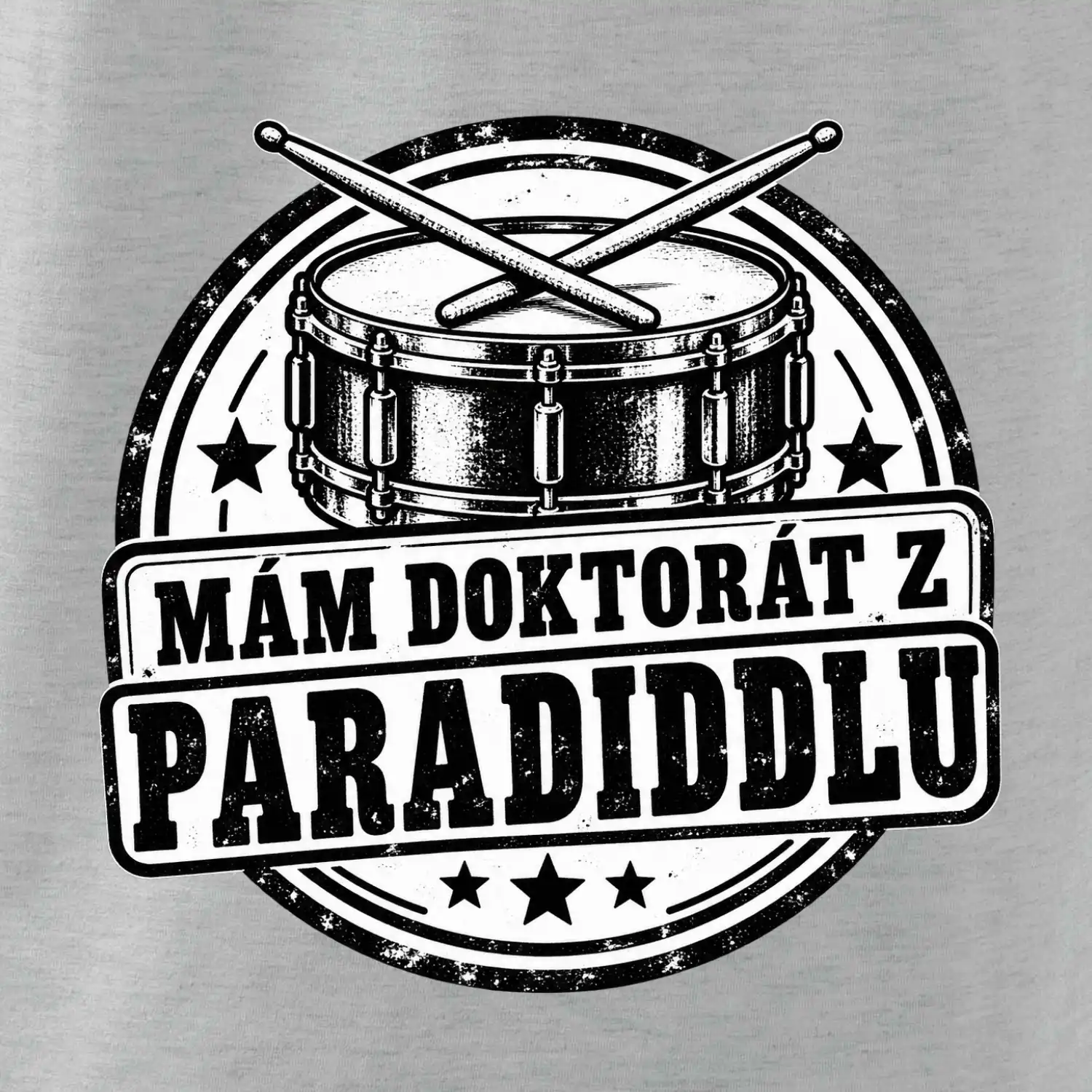 Mám doktorát z paradiddlu - černobílý bubenický odznak