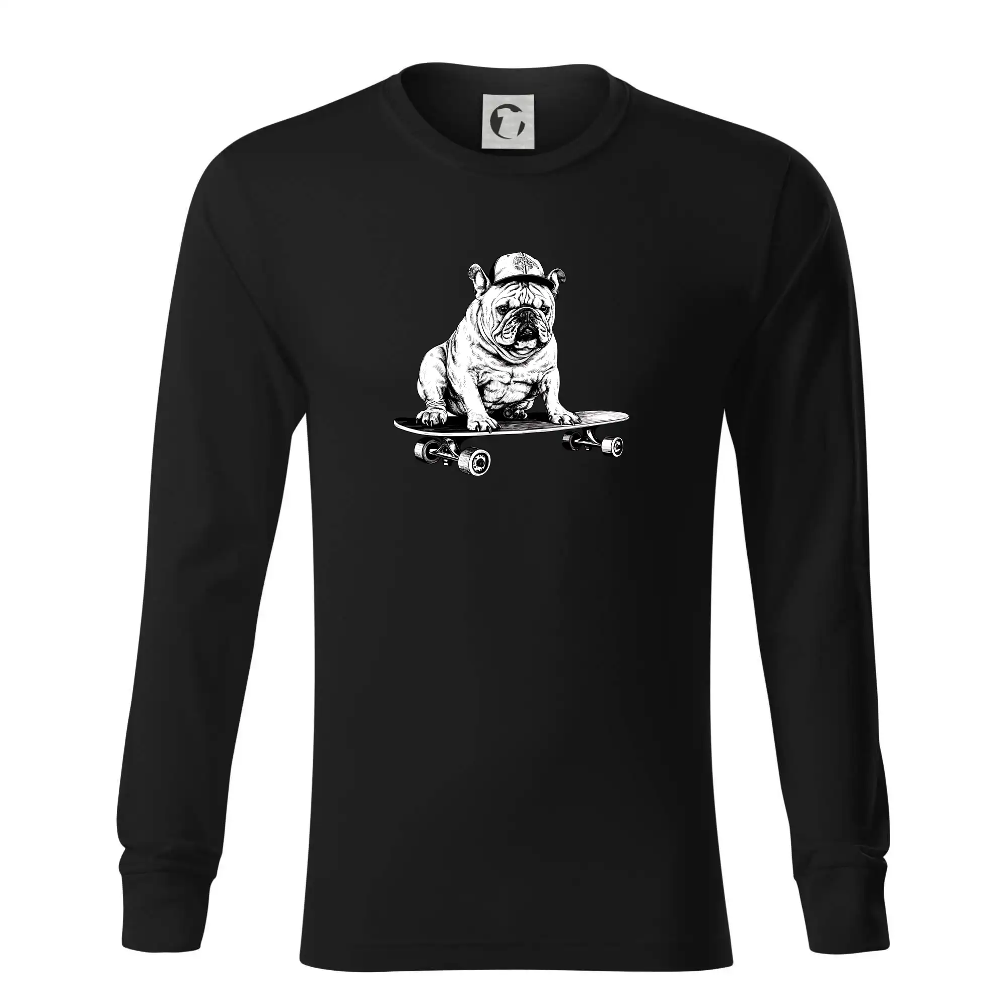 Černobílý buldok na skateboardu