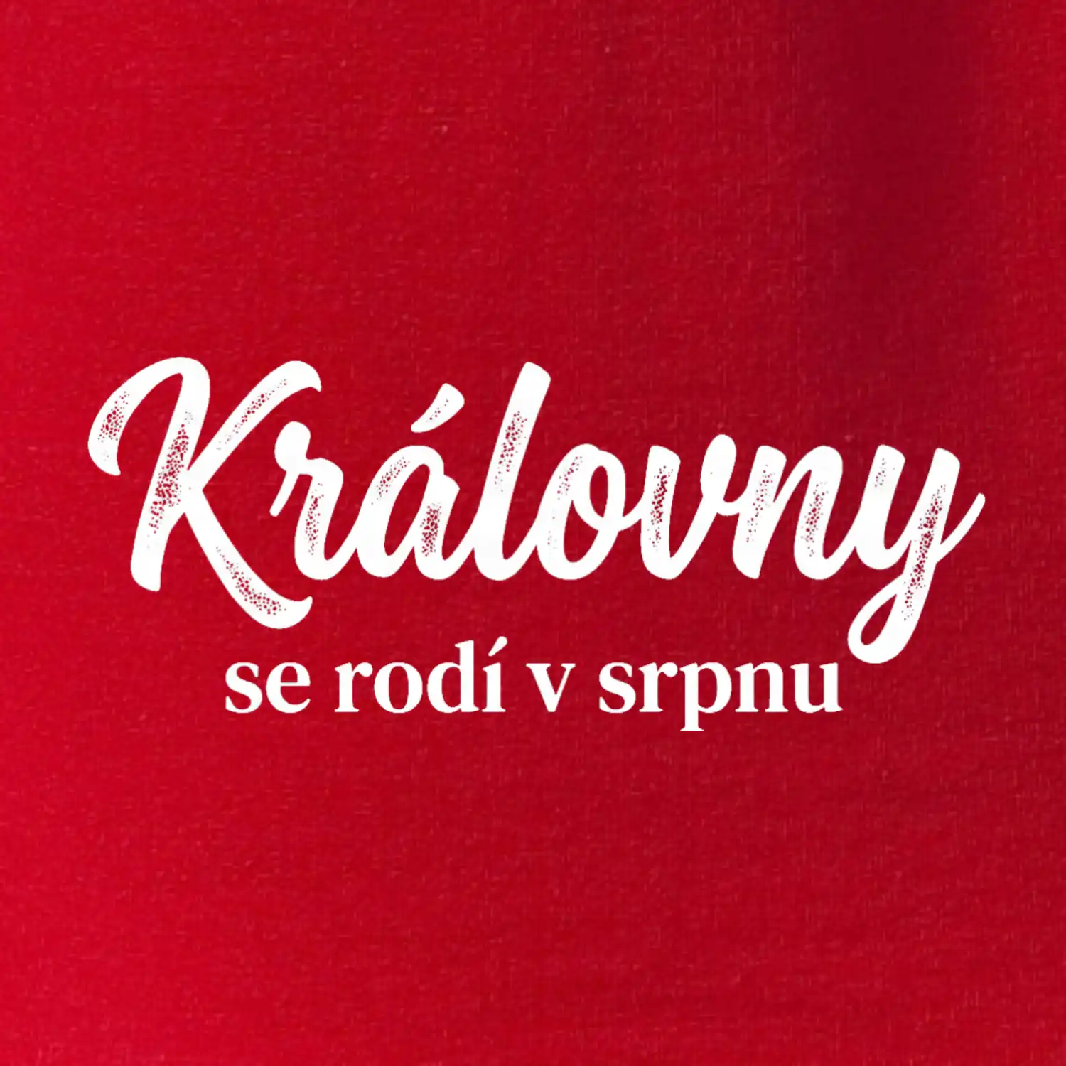 Černobílý nápis  Královny se rodí v srpnu