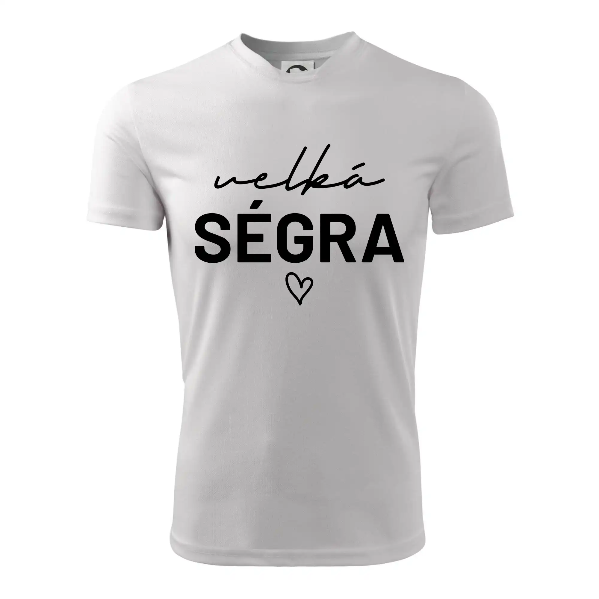 Velká ségra -  nápis na prsou