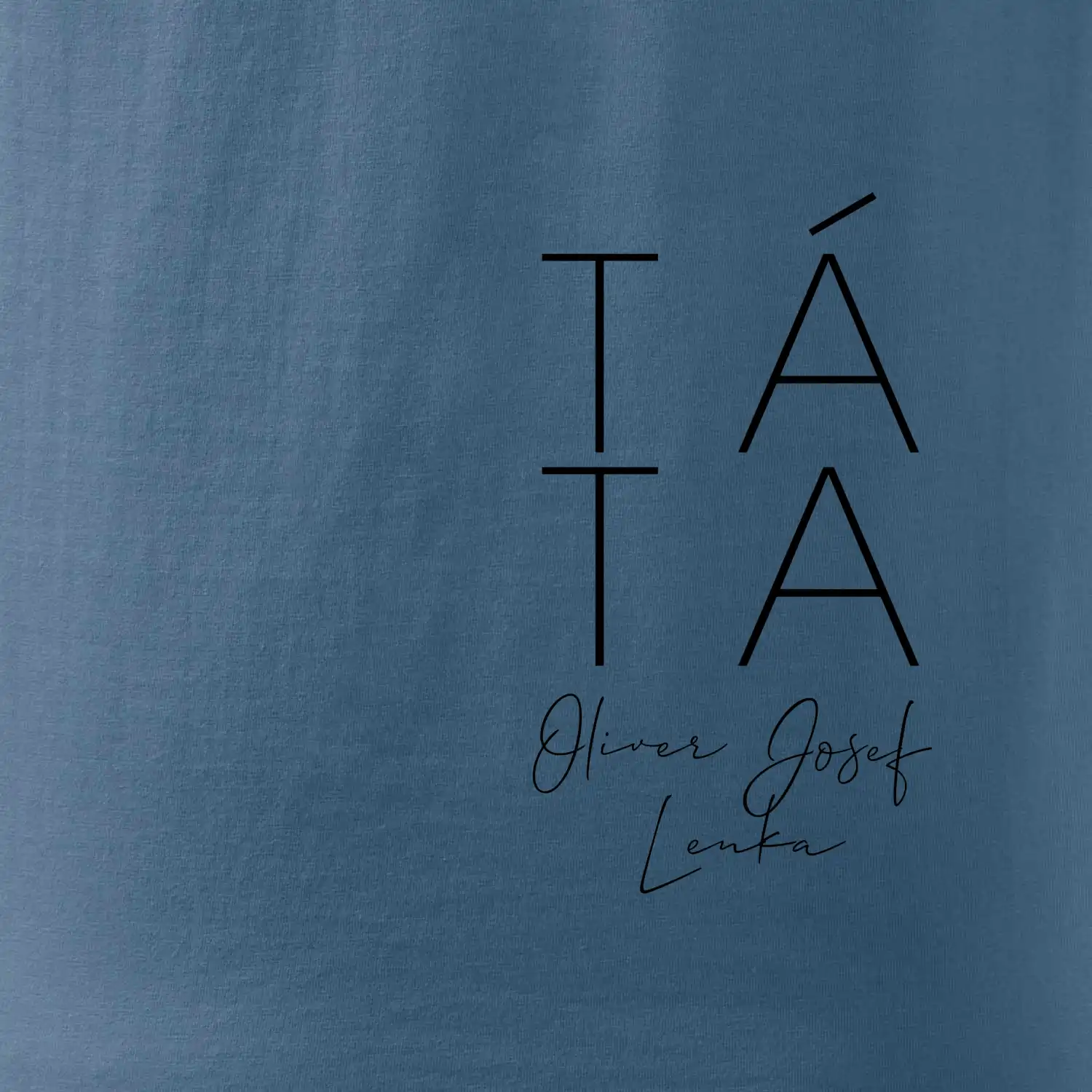 Nápis táta na prsu se jmény dětí