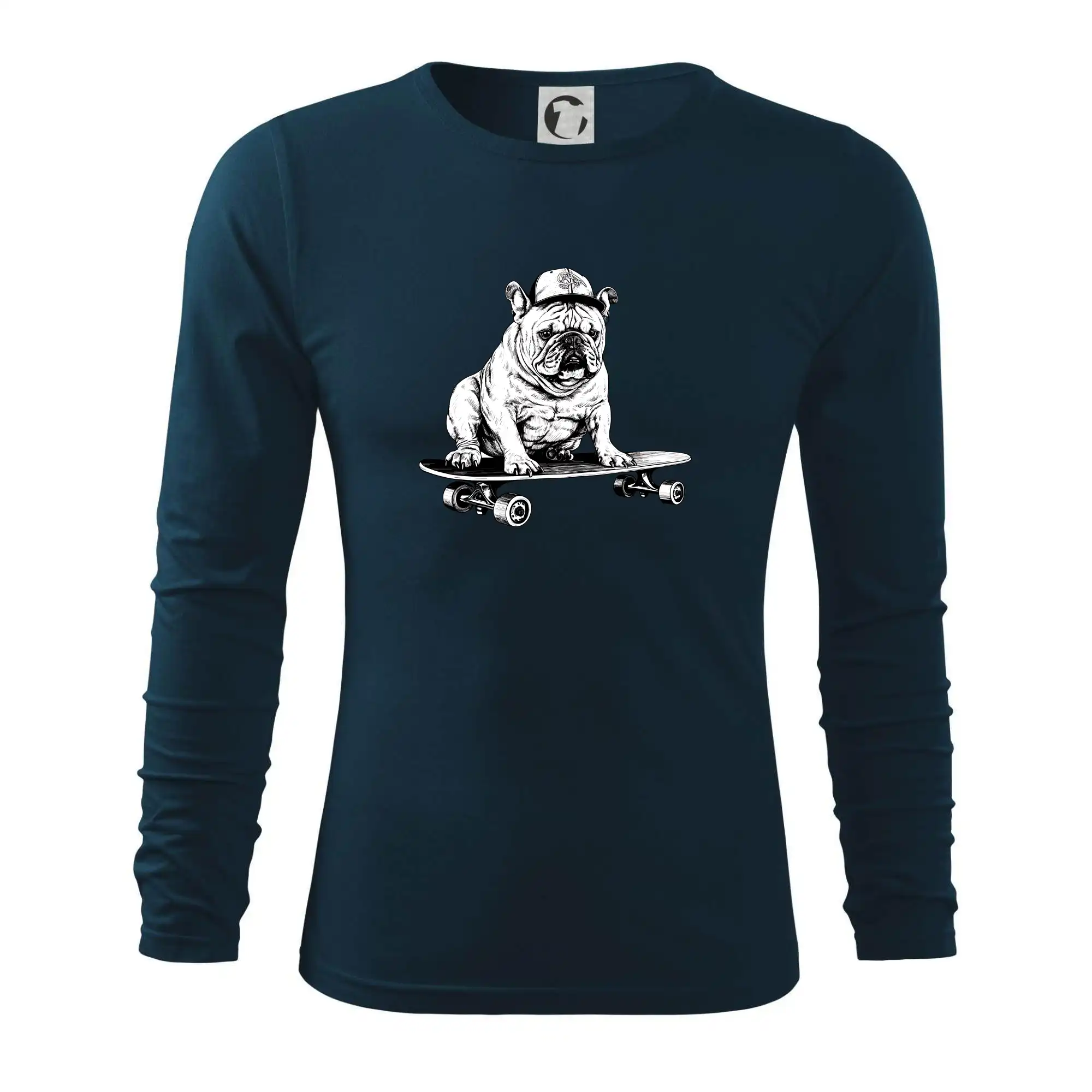 Černobílý buldok na skateboardu