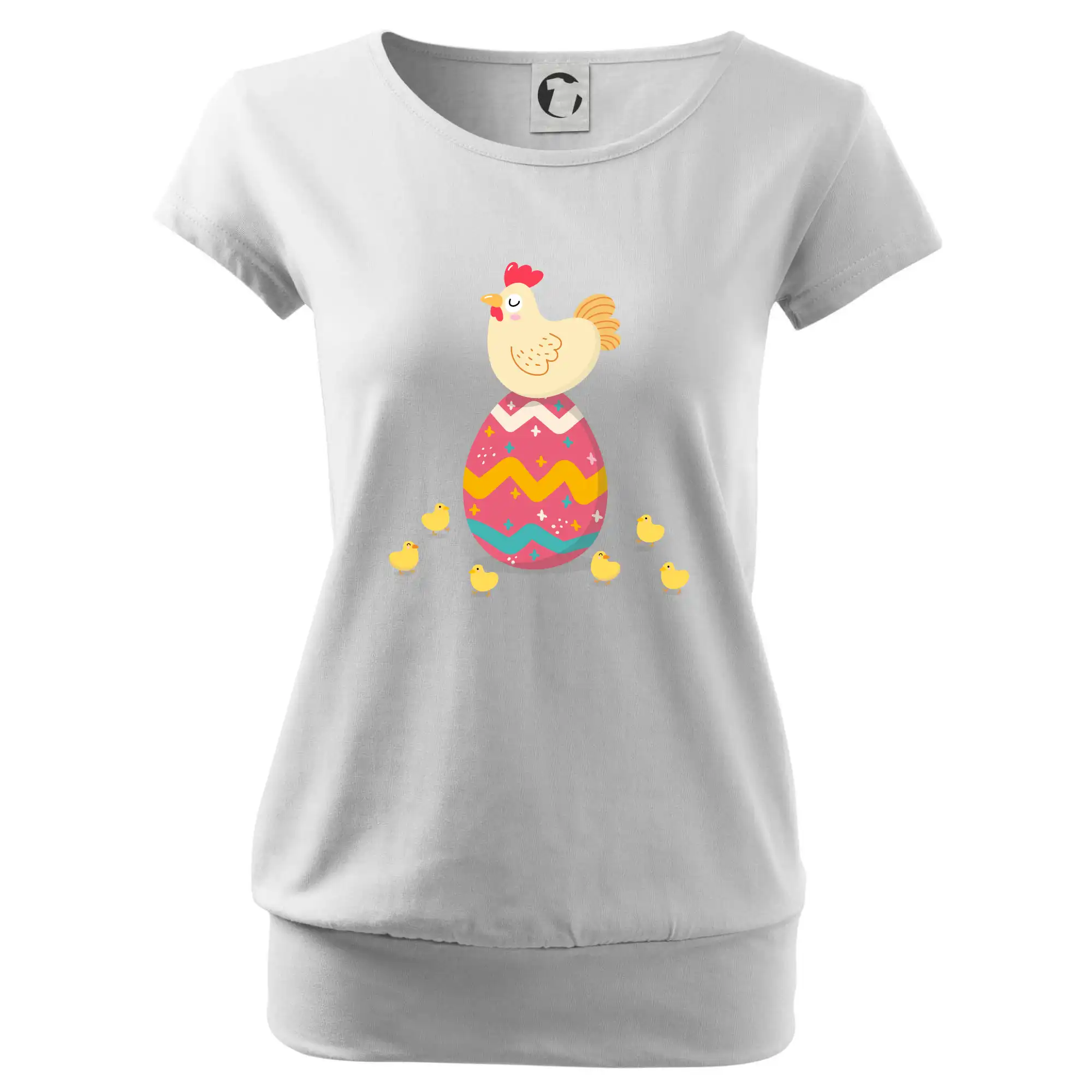 Slepice sedící na velikonočním vejci