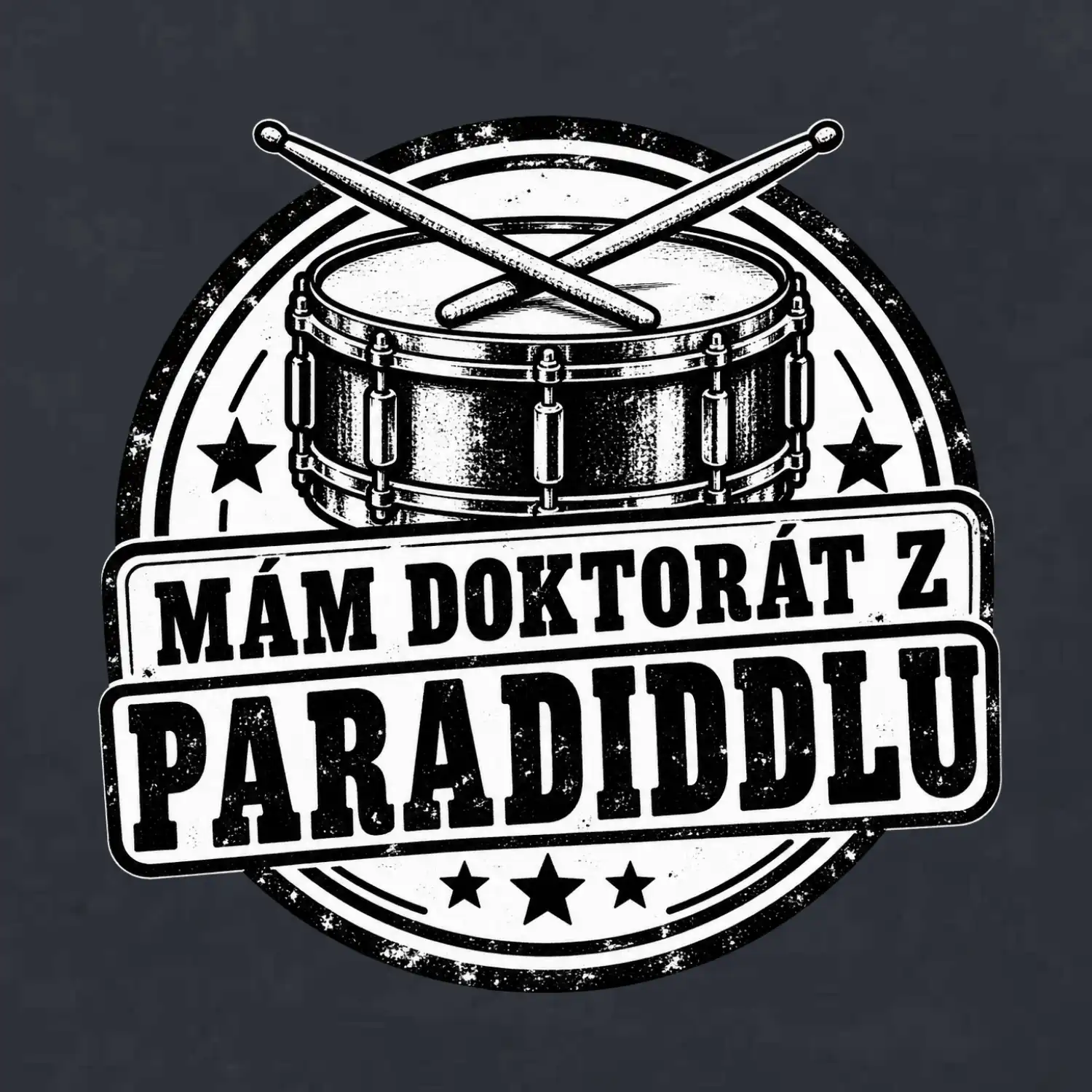 Mám doktorát z paradiddlu - černobílý bubenický odznak